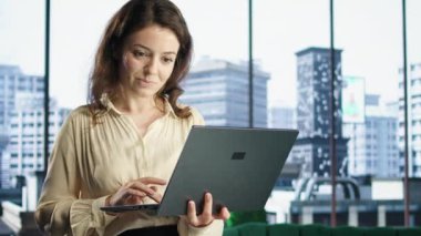 Finansal planlama ve bütçe tahsisi üzerinde çalışan ve şirketin kaynaklarının maksimum kâr ve uzun vadeli hedeflere ulaşmak için etkin bir şekilde kullanılmasını sağlayan kadın CEO. Kamera A.