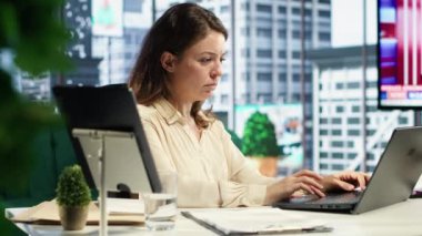 Genç aşırı yüklenmiş CEO 'nun başı ağrıyor ve baskı altında çalışıyor, son teslim tarihine yetişmeye çalışıyor ve şirketinin itibarını kurtarmaya çalışıyor. Hüsrana uğramış, sıkıntılı bir yönetmen. Kamera A.