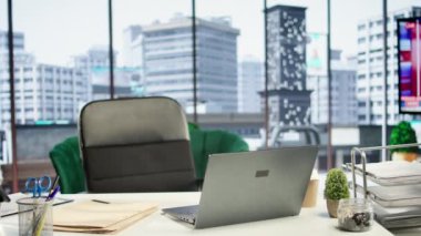 Otorite sahibi bir lider ya da kişi için tasarlanmış, analitik ve raporları ekranda yayınlayan boş, modern bir ofis alanı. Kentsel Küresel Girişim Çalışma Alanı, Güçlendirme.