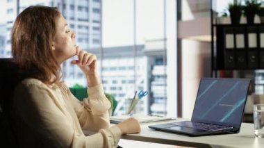 Çoklu genişleme projelerini yöneten kadın genel müdür, çoklu görev becerilerini, organizasyonel ve liderlik becerilerini sergiliyor. CEO, ticari başarıya olan bağlılığıyla çalışıyor. Kamera B.