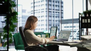 Üst düzey kurumsal ofisinde çalışan güçlü kadın CEO kariyer geliştirmeye odaklanıyor ve üretken bir hedef odaklı çalışma ortamı sağlıyor. Büyümek için stratejik düşünce. Kamera B.