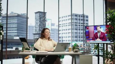 Kadın CEO masasındaki yanlış duruşa bağlı kas kramplarıyla uğraşıyor. Ofisinde çalışırken boynu ve sırtı ağrıyor. Kasılmalı ve sakin bir hayatı olan bir kadın yönetmen. Kamera B.
