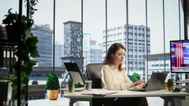 Atılgan müdürü tüm iş sözleşmelerini ve belgeleri onaylıyor. Yönetim kurulu başkanı olarak evrakları imzalıyor. Üst düzey ofisteki tüm yasal yükümlülüklerini ve liderlik becerilerini çözüyor. Kamera B.