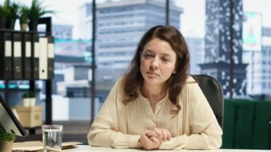 Yatırım planlarını tartışmak üzere hissedarlarla bir video görüşmesi yapan kadın CEO, uluslararası alanda işi genişletmeye karar verdi. Güçlü hırslı kadın yönetmen fikirleri paylaşıyor. Kamera A.