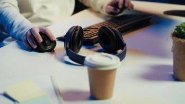 Şirket verilerini çalmaya çalışan siber suçlulardan gelen kötü niyetli trafiği filtreleyen müzik ve kod satırları yazan bir yönetici. Kötü amaçlı yazılımı önlerken kulaklık takan kadın, kamera A
