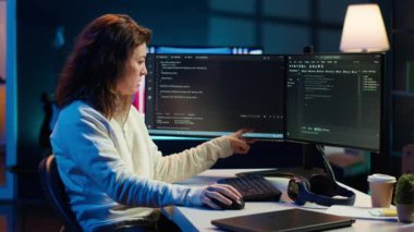 Şirket ağlarını devre dışı bırakmalar ve beklenmedik sistem arızalarından kurtardıktan sonra merkez ofisteki yönetimin mutluluğu. Gülümseyen bilişim uzmanı veri güvenliğini arttırdıktan sonra memnun oldu, kamera A