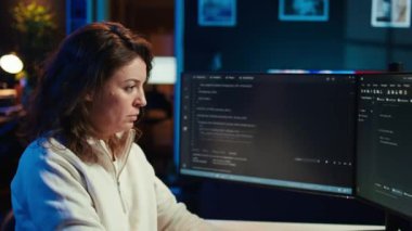 Yazılım uygulamaları tasarlarken ve geliştirirken müzik dinleyen serbest programcı. Kulaklık takan bilişim uzmanı, şirket sistemlerinin uygulanması ve bakımı, kamera B