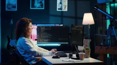 Bilgisayar ve artırılmış gerçekliği kullanarak şirketin güvenlik açıklarını ve virüslü yazılımları araştıran siber güvenlik uzmanı. Programcı bilgisayara kod yüklüyor, AR görselleştirmesine bakıyor, kamera A