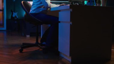 Programcı, tüm gün boyunca şirket sunucularını virüs saldırılarından koruduktan sonra uzuvlarını esnetiyor. Yorgun IT uzaktan kumandalı çalışanı, güvenlik duvarları oluşturulduktan sonra masadaki gergin kasları gevşetiyor, verileri koruyor, kamera B