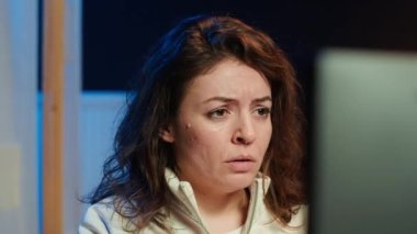 Şirket sunucularını virüs saldırılarından koruyamadığı için endişelenen tele-çalışma mühendisi, kapat. Endişeli kadın, verileri koruyan güvenlik duvarları ve kamera A 'yı kuramadığı için stresli.