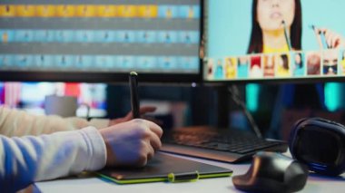 Renk dengesini düzenlemek için grafik tablet kullanan fotoğraf editörü, dergiler için çekici fotoğraflar dağıtıyor. Resimleri değiştirmek için dokunmatik ekranda stil kullanarak grafik tasarımcısını kapat, kamera B