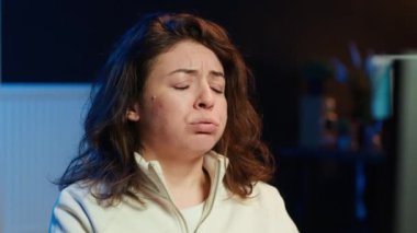 Kızgın programcı, şirket sunucularını virüs saldırılarından koruyamadığı için hayal kırıklığı yaşıyor. Sinirli kadın bastırılmış duygularını boşaltıyor, güvenlik duvarı kuramıyor verileri koruyor, kamera A