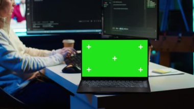Programcı izole ekran dizüstü bilgisayar kullanarak yazılım uygulamaları tasarlıyor ve geliştiriyor. Model defter, kamera A kullanarak şirket sistemlerinin uygulanması ve sürdürülmesi