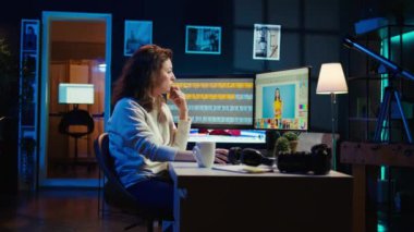 Fotoğrafçı monitörde gelişmiş fotoğraf düzenleme yazılımı kullanıyor. Bilgisayar ekranında ayarlar yapmak için özel fotoğraflar kullanan fotoğraf editörü, kamera B