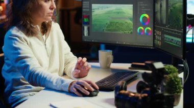 Yapım şirketi için çalışan video editörü müzik, diyalog, grafik ve efektleri ham görüntüler üzerine yerleştirmeden önce kamera galerisindeki görüntüleri kontrol ediyor, son proje için kurgu videoları, kamera A