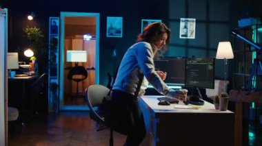 Güvenlik önlemleri uygulamak, şirket sistemleri ve verilerini korumak amacıyla tek kullanımlık kahve bardağını elinde tutan geliştirici ofise giriyor. IT çalışanı iş vardiyasına başlıyor, test ve hata ayıklama kodu, kamera B