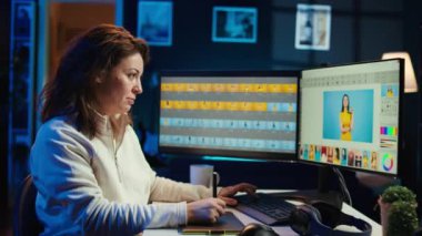 Fotoğrafçı, düzenleme işlemleri için bilgisayar üzerinde yazılım kullanıyor, resimleri düzeltirken bir fincan kahvenin tadını çıkarıyor. Fotoğraf editörü, stüdyo B kamerasındaki fotoğraflara ayarlamalar yapmak için PC kullanıyor.