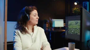 Ham görüntüleri parlatan video editörü, ses ve görüntü kalitesini arttırmak için modern kurgu teknikleri uyguluyor. Videograf kulaklıkla müzik dinlerken klipleri ayarlıyor, kamera B