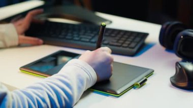 Renk dengesini düzenlemek için grafik tablet kullanan fotoğraf editörü, dergiler için çekici fotoğraflar dağıtıyor. Resim, kamera A 'yı dokunmatik ekran aygıtında kullanarak grafik tasarımcısını kapat