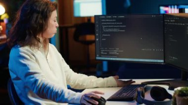 Siber güvenlik uzmanı şirketin güvenlik açığını kapatmaya çalışırken bilgisayar ekranına bakıyor. Düşünceli geliştirici potansiyel siber saldırılar hakkında endişeli, kamera A