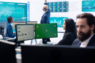 Ofisteki performans göstergelerini inceleyen iş analisti, izole edilmiş kopya alanı olan bir bilgisayar ekranına bakıyor. Küresel genişleme planları üzerinde çalışan bir kadın. Takım çalışması..