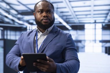 Veri merkezindeki teknisyen, veri merkezi altyapısıyla ilgili teknik sorunları tanımlamak ve çözmek için aygıt kullanıyor. Bilgi İşlem uzmanı sunucu merkezi ortamını yönetiyor, koruyor ve koruyor