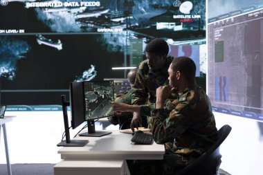 Kontrol merkezindeki askeri profesyonellerden oluşan bir ekip uydu istihbaratını izler, gerçek zamanlı bilgi toplar ve görev başarısı için ayrıntıları iletir. Karar verme konusunda yardım.