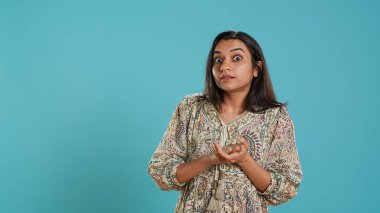 Kıskanç Hintli kadının portresi alaycı bir şekilde el çırpıyor, hayal kırıklığını gösteriyor, stüdyo arkaplanı. Küstah, küstah, şaşkın, alaycı bir şekilde alkışlayan, sinirli, kamera A.