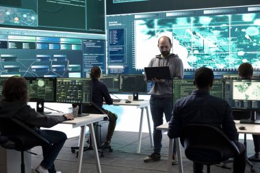 Hackerlar hükümet casusluğuna giriştiler ve yasadışı veri erişimi için sahtekarlık teknikleri kullandılar, ulusal güvenlik ihlali üzerinde çalıştılar. Casus yazılım ajansı büyük ekranda erişim sağladı.