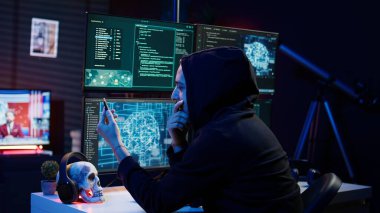 Hacker, hassas verileri çaldıktan sonra USB 'yi bilgisayara yerleştiriyor, kapat. Scammer, kötü amaçlı yazılım, kamera B kullanarak kullanıcılardan hassas bilgiler aldıktan sonra depolama sürücüsünü bilgisayara yüklüyor.