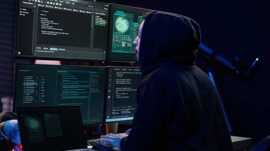 Hacker, gizli yeraltı sığınağına dizüstü bilgisayarla geliyor. Web sitelerine kötü amaçlı yazılım saldırısı düzenlemeye hazırlanıyor. Dairendeki dolandırıcı tehlikeli senaryolar üzerinde çalışmaya başlıyor. Güvenlik ihlali, kamera B