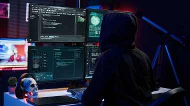 Hacker yeraltı merkezine geliyor. Ağın arka kapılarından yararlanmak ve giriş ve şifre korumaları gibi güvenlik önlemlerini aşmak için tasarlanmış kötü amaçlı yazılımı kodlamaya hazır.