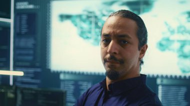 Siber güvenlik ekibi siber suç ve kötü amaçlı yazılım saldırılarını araştırıyor. Tehditleri analiz eden ve ulusal güvenliği koruyan bilişim güvenlik uzmanları, veri koruması ve mahremiyet üzerinde çalışıyorlar. Siber savaş. Kamera B.