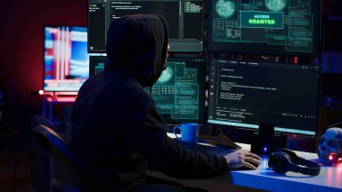 Hacker kötü amaçlı yazılım kullanarak güvenlik duvarlarını başarıyla aştıktan sonra mutlu oldu. Erişim izni verildi. Düzenbaz programcı kurban verilerine, kamera A 'ya başarıyla erişiyor.