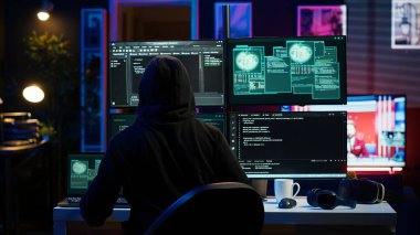 Hacker gizli yeraltı sığınağına geliyor. Web sitelerine DDoS saldırısı düzenlemeye hazırlanıyor. Dairedeki siber suçlular şirket sunucularını ve kamera A 'yı çökertebilecek senaryolar üzerinde çalışmaya başladılar.