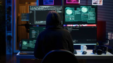 Hacker, gizli yeraltı sığınağına dizüstü bilgisayarla geliyor. Web sitelerine kötü amaçlı yazılım saldırısı düzenlemeye hazırlanıyor. Dairedeki dolandırıcı, güvenliği aşabilecek tehlikeli senaryolar üzerinde çalışmaya başlıyor. Kamera A: