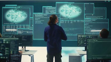 İşteki hükümet hackerları bilgi toplamak için sunucu altyapısına gelişmiş siber saldırılar planlıyorlar, yüksek teknoloji casus yazılım kavramı. Uzmanlar siber savaş hesaplarını hackliyor. Kamera B.