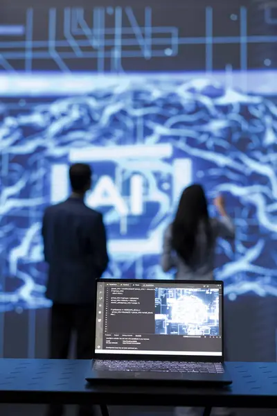 Bulanık arka plandaki geliştiriciler tarafından dizüstü bilgisayarda analiz edilen karmaşık yapay zeka beyin modellerine odaklan. Ekip çalışanları tarafından AI geliştirmek için kullanılan dizüstü bilgisayardaki makine öğrenimini kapat