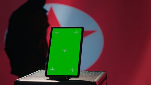 Табличка-макет, используемая северокорейскими службами государственной безопасности для координации террористических атак. Изолированное экранное устройство, используемое режимом Пхеньяна для контроля границы, изолированное над флагом Северной Кореи, камера А