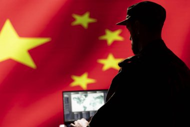 Çin Hava ve Uzay Kuvvetleri 'nin Çin hava savunmasından sorumlu birimi sınırlarda devriye gezen filolara talimatları iletiyor. CCP askeri uzmanı izleme yapmak için dizüstü bilgisayar kullanıyor