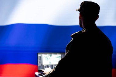 Kremlin rejimi Rus ajanı dizüstü bilgisayardaki tespit sistemini kullanarak organize suç ve terörizmle savaşıyor. Rusya FSB memuru, ulusal egemenliği teröristleri izleyerek koruyor.