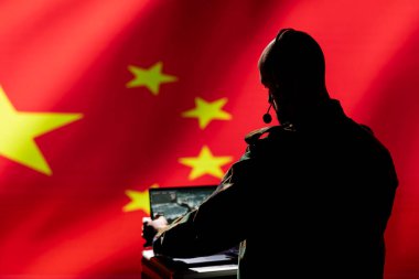 Çin ordusu uzmanı savaş alanı avantajı kazanmak için hava keşif verilerini analiz ediyor. Komuta odasında Çin askeri askeri İHA 'ları kontrol ederek stratejik hedeflere saldırıyor