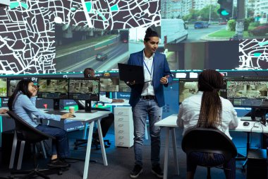 Hint denetçi, uydu navigasyon ve CCTV görüntüleriyle alternatif rotalar sağlamak için ekibiyle birlikte şehir trafiğinde hızlı teslimat emirleriyle ilgilenir. GPS izleme sistemi.