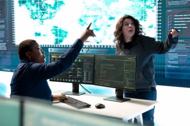 Hükümet teşkilatı siber güvenlik izleme ve tehdit tespit taktikleri uyguluyor. Bilişim uzmanları siber suçları önleme, ağ güvenliği ve bilgi koruması üzerinde çalışıyorlar.