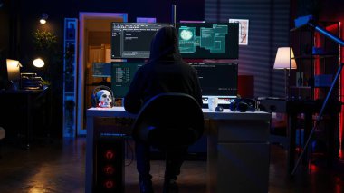 Güvenlik sistemlerini aşmaya çalışan deneyimli bir bilgisayar korsanı yeraltı sığınağında kod satırları yazıyor. Düzenbaz programcı aygıtları hackleyebilen betikler geliştiriyor, kamera B