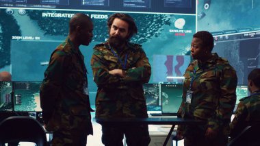 Bir hologramın gerçek zamanlı verilerini inceleyen çeşitli ordu subayları bir askeri komuta merkezinde yüksek teknolojili hologramla gözetleme yapıyorlar. Saha birliklerini desteklemek için istihbarat toplayın. Kamera A.