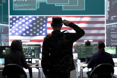 Birleşik Devletler askeri, devlet izleme odasında sunucu sızıntısından istihbarat toplamak için selamını sunuyor. Siber savaş sırasında görevli askeri personel..