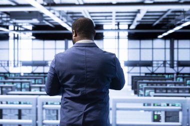 Veri merkezindeki teknisyen veri merkezi donanımı ile ilgili teknik hataları tanımlıyor ve çözüyordu. Bilgi teknolojileri uzmanı sunucu merkezi çalışma alanını ve süper bilgisayarları içeriden yönetiyor, koruyor ve koruyor