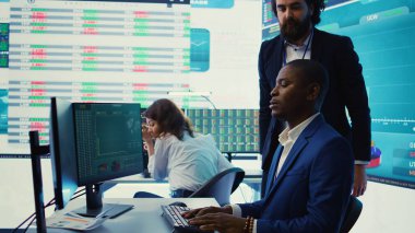 Öfkeli genel müdür hata yüzünden personeline bağırıyor. Şirket çalışanları verimlilik için baskı altında çalışıyor. Öfkeli CEO beceriksizlikten rahatsız olur. Kamera B.