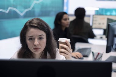 Kadın ofis yöneticisi küresel iş genişletme planları için ortaklık fırsatlarını araştırarak mevcut girişim hedeflerini belirliyor. Analizci kazan ya da kaybet çalışması yapıyor.